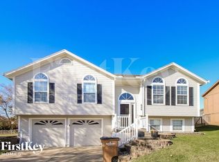 626 N Crest Dr, Raymore, MO 64083