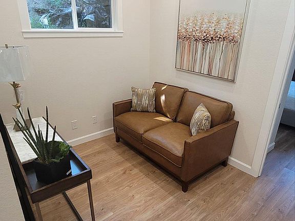5th image of 325 Pikes Ct #B