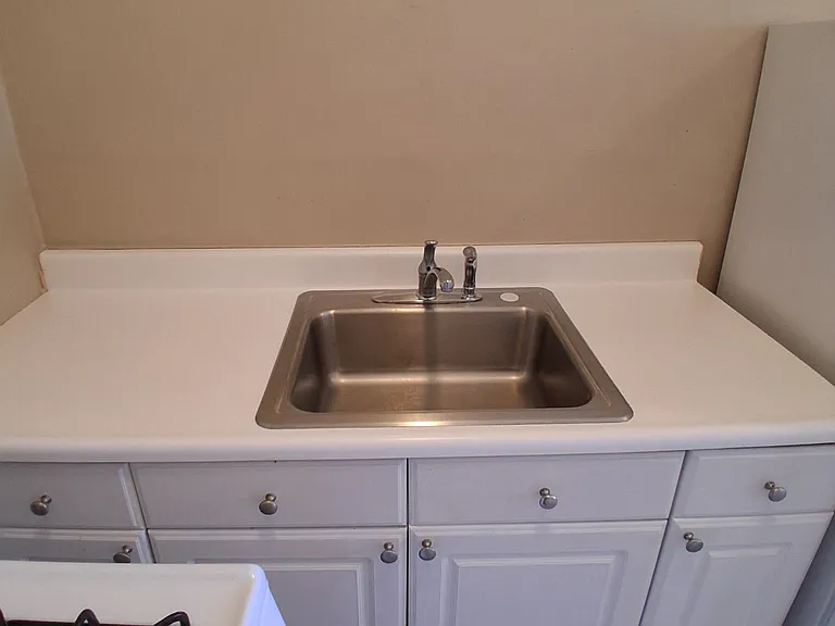Claremont Towers Apartments — Photo 12