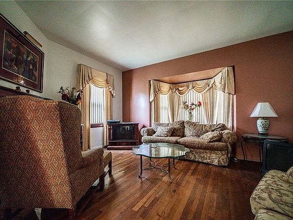 4th image of 1658 Delmont Ave