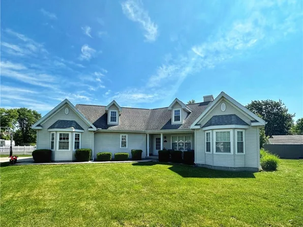 1112 Cherry Point St, Paris, IL 61944