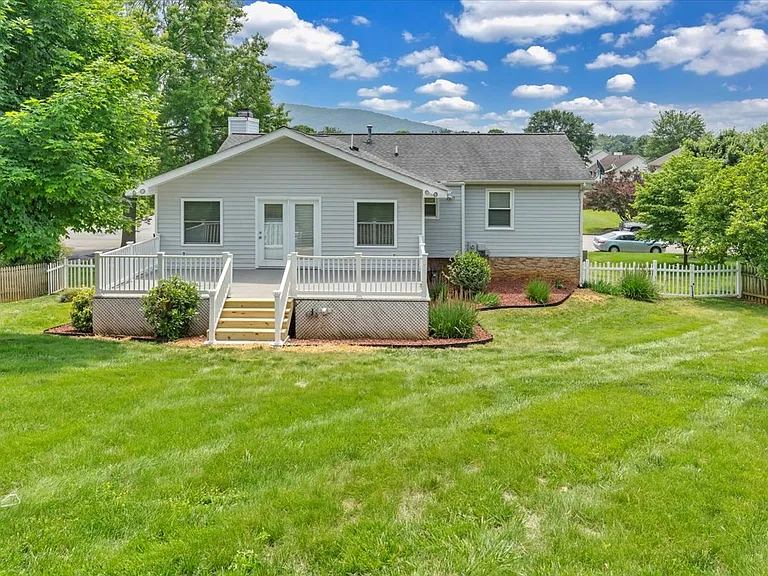 1905 Summerfield Dr — Photo 31
