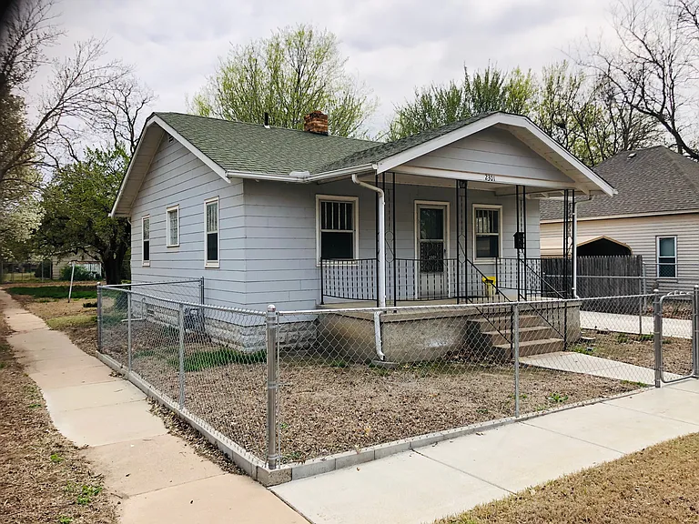 2301 W 3rd St N — Photo 36