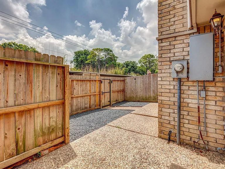 1659 W Sam Houston Pkwy S — Photo 36