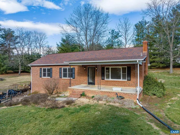 49 Chestnut Ridge Rd, Staunton, VA 24401