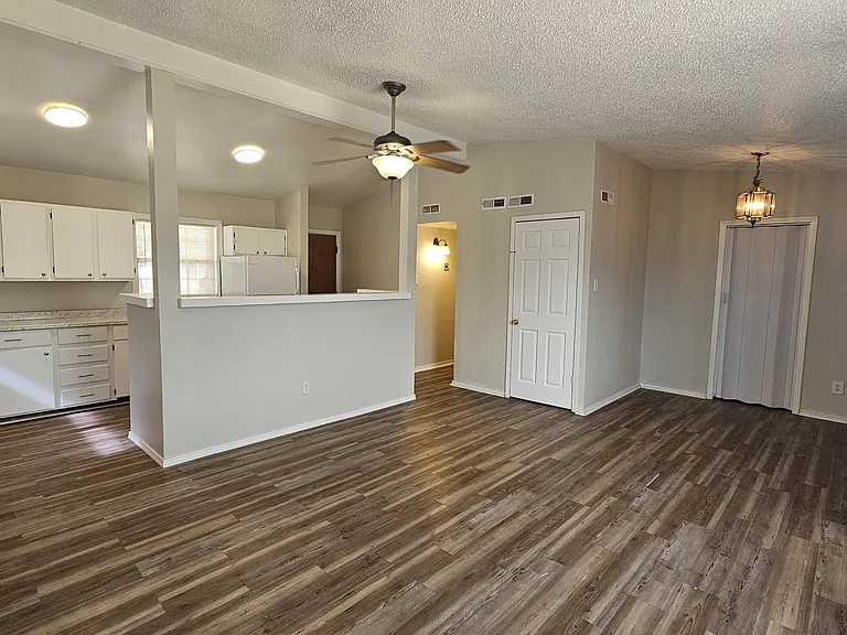 1006 S Plains Park Dr — Photo 4