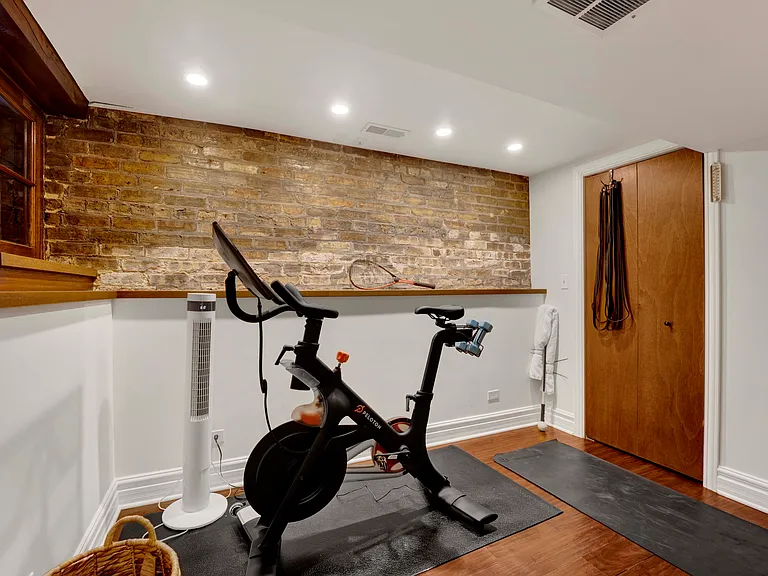 2458 N Burling St #1 — Photo 30
