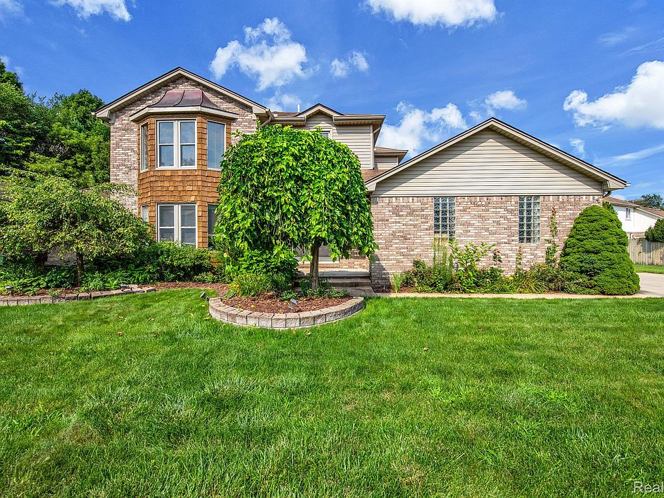 1st image of 46535 Springhill Dr