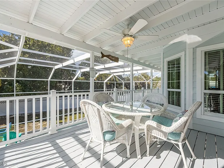424 Lagoon Dr — Photo 31