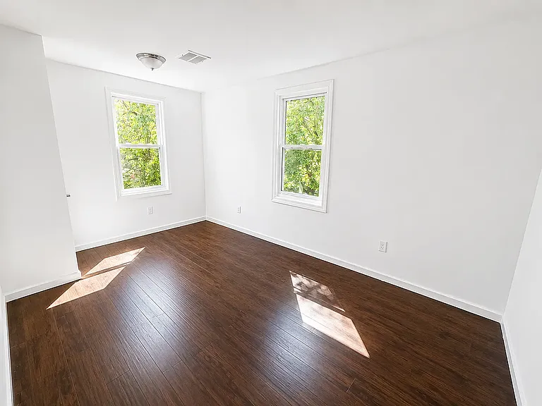 37 Seymour Ave — Photo 4
