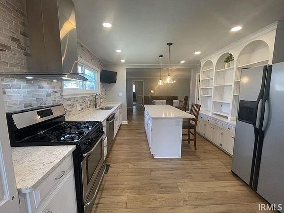 3rd image of 307 N Van Buren St
