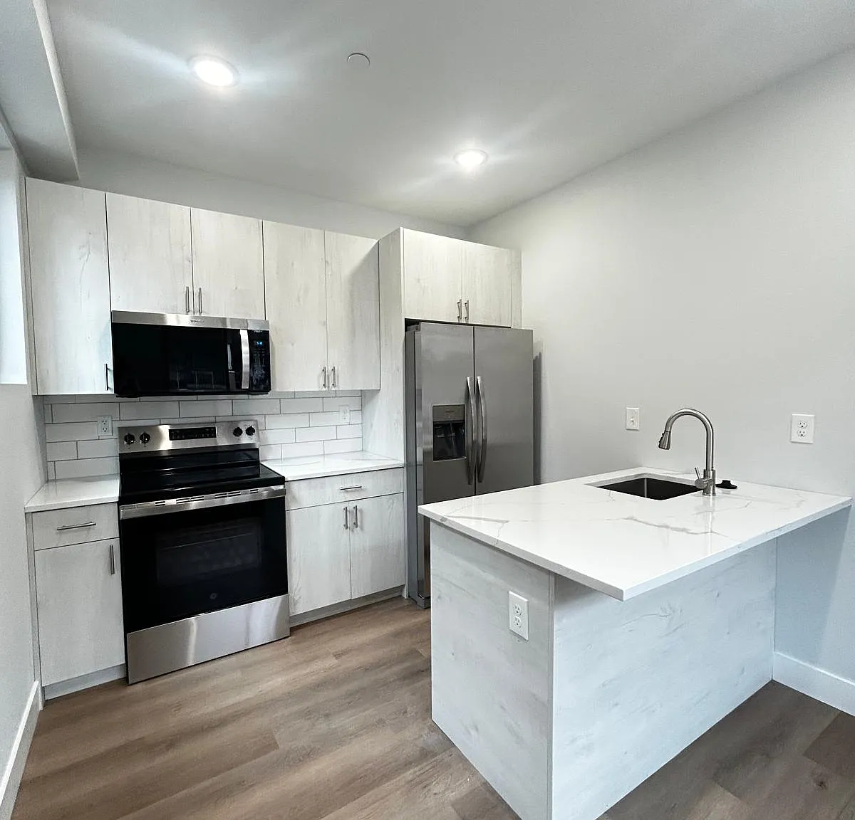 2 bed, 800 sqft, $1,750 — Photo 1