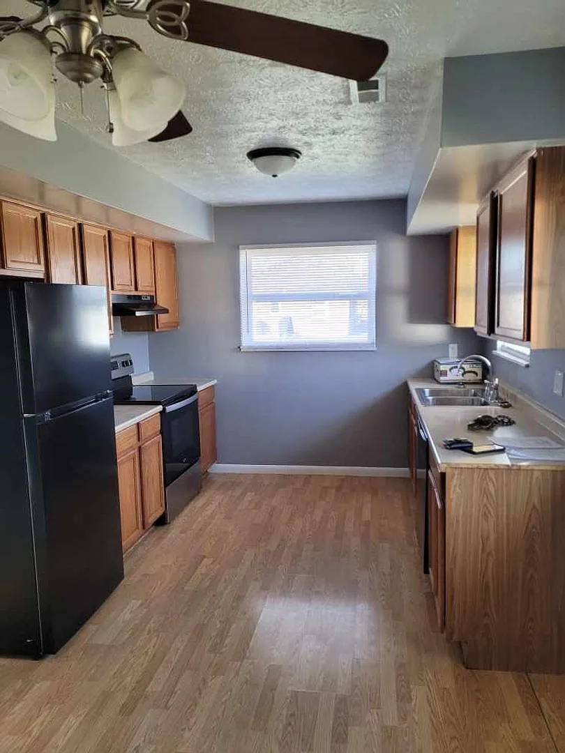 7092-7094 N Manor Dr — Photo 3