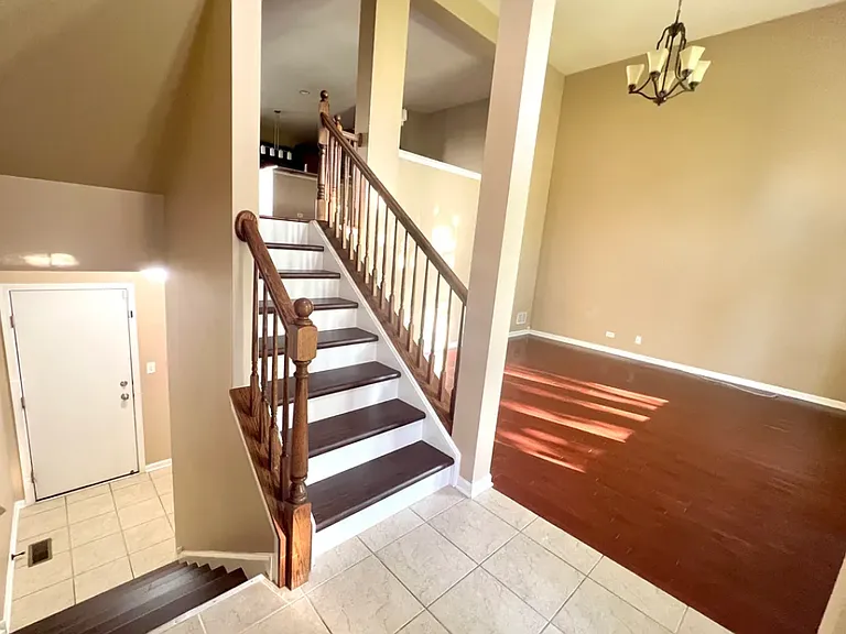 546 Grosvenor Ln — Photo 3