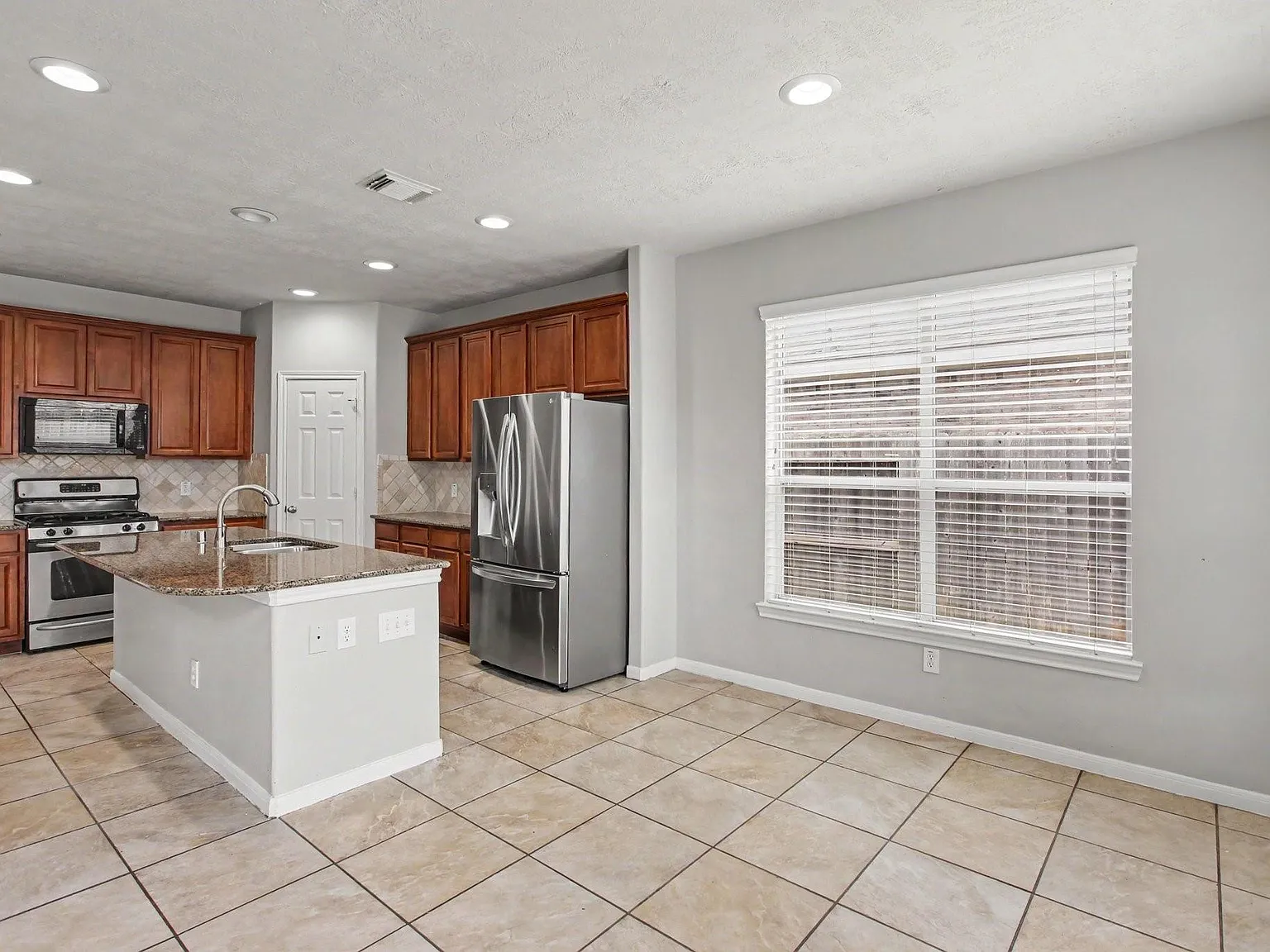 4 bed, 2.5 bath, 2758 sqft, $2,550 — Photo 4