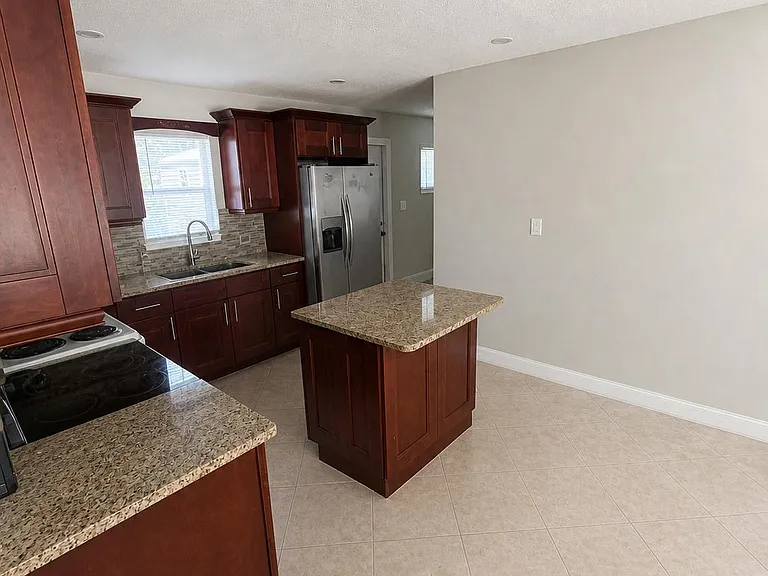 813 Joel Blvd — Photo 3