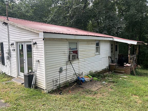 3rd image of 1801 Thomas Ln