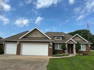 202 Long Dr, Willard, MO 65781