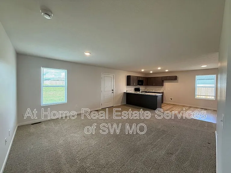 415 W Oak Lawn St — Photo 2
