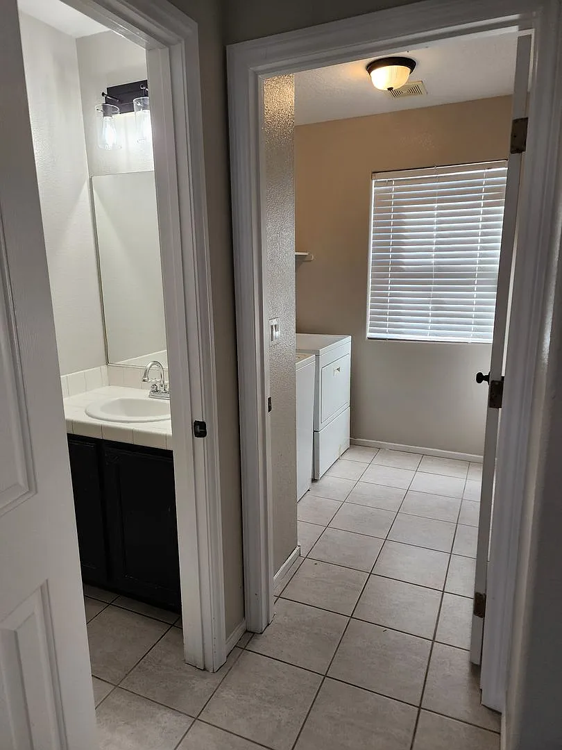 4 Bedroom, 3 bath, RV parking Separate yard home — Photo 4
