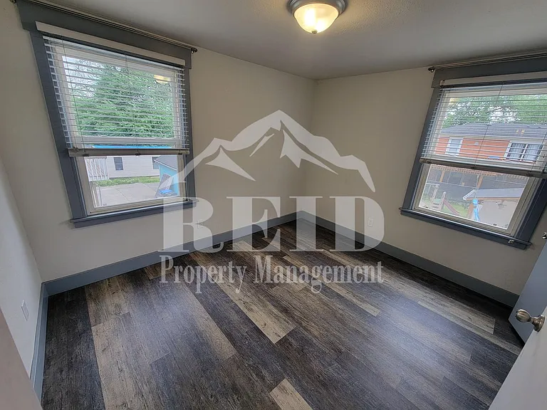 1212 Evans Ave W — Photo 8