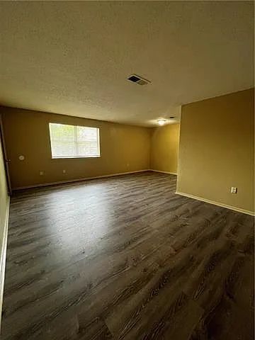 3 bed, 2.0 bath, 1200 sqft, $1,295 — Photo 2