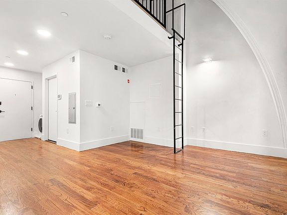 5th image of 380 Montgomery St #407