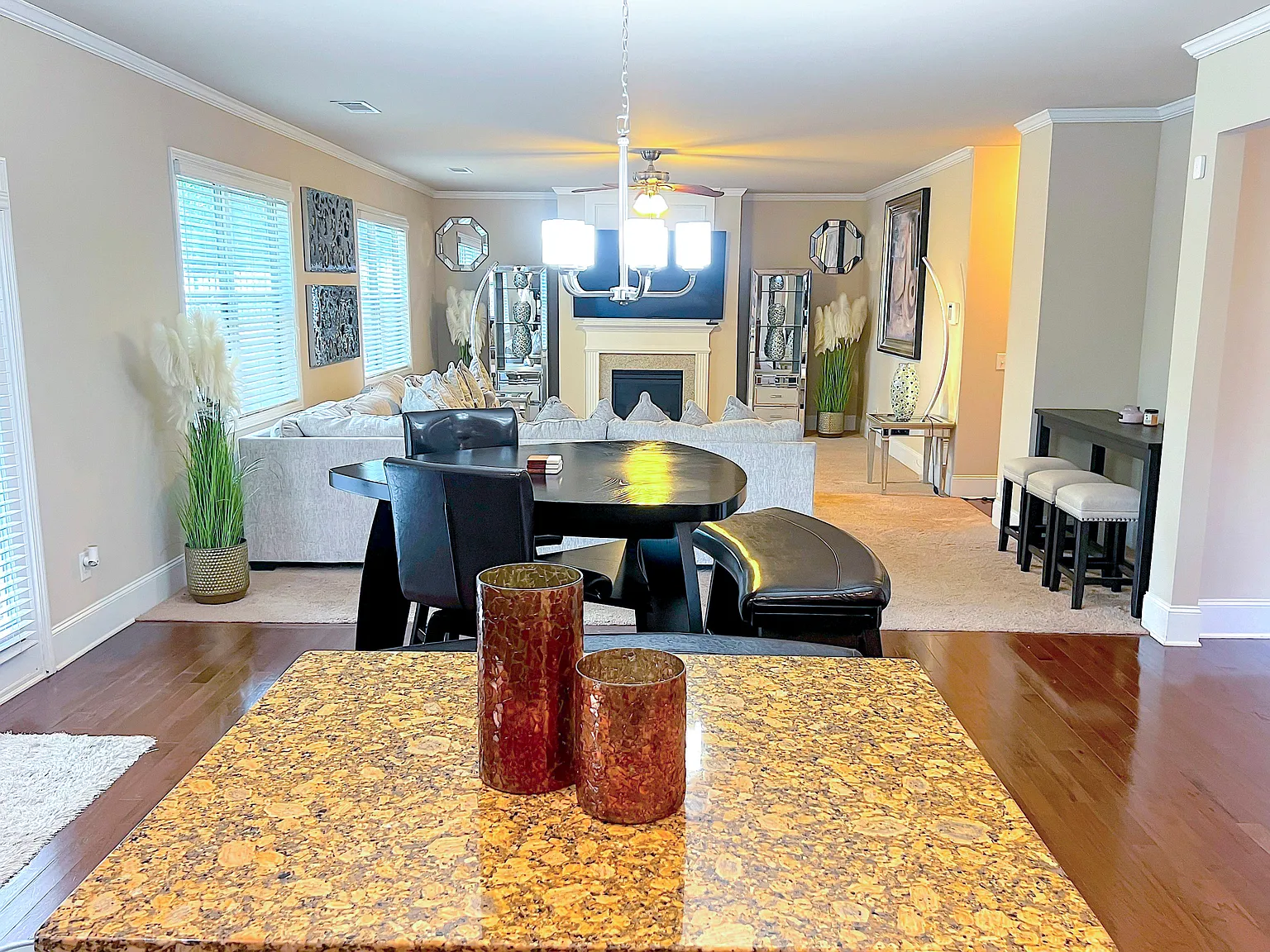 4 bed, 4.0 bath, 4000 sqft, $1,364 — Photo 4