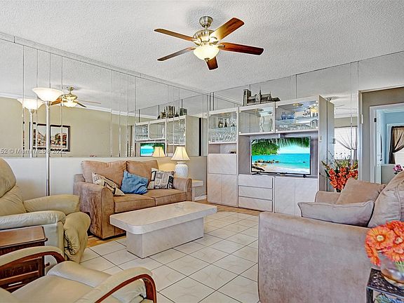 2nd image of 925 SW 11th Ave APT 10J