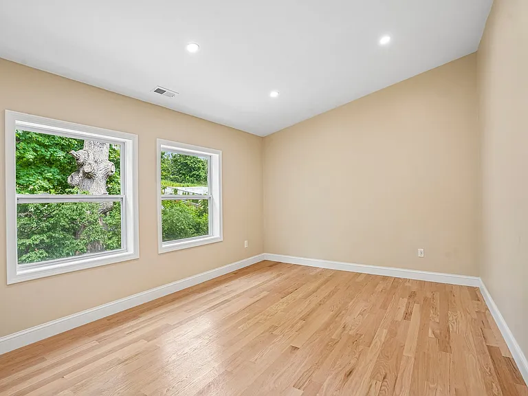 559 Winthrop St — Photo 19