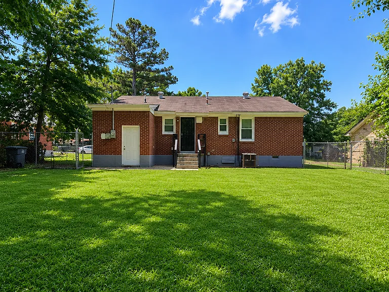 2136 Pamela Dr — Photo 3
