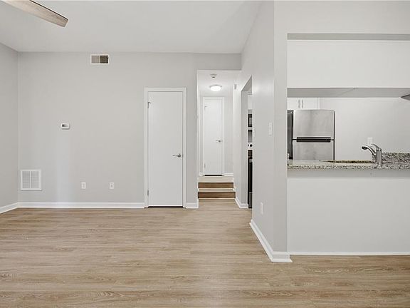 5th image of 28 Pacific Dr #2