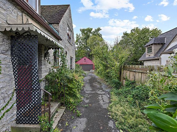 4th image of 2037 W Lane Ave