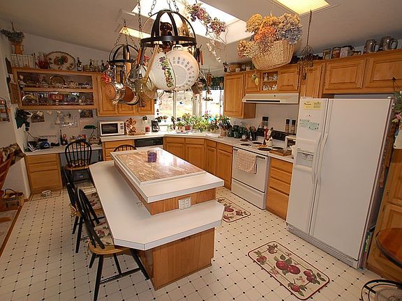 Kitchen w/island breakfast bar