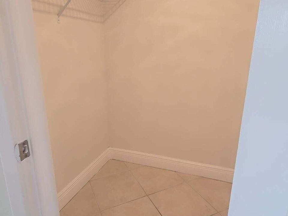 1st image of 4121 Stirling Rd APT 404