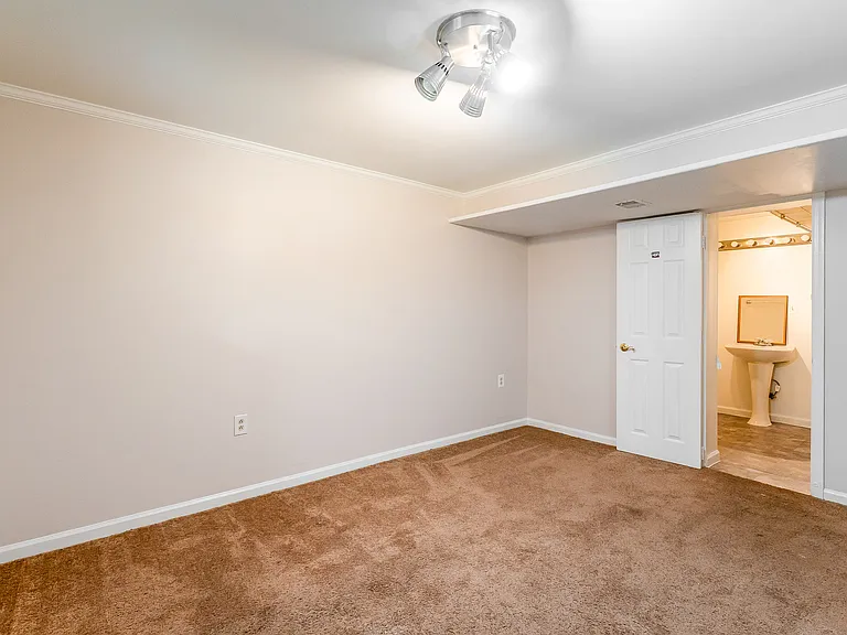 5704 Monroe St — Photo 10