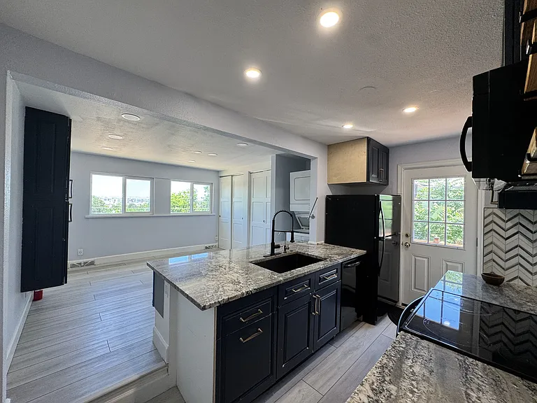 2745 W Archer Pl — Photo 8