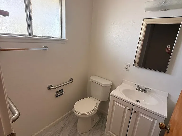 13704-13728 Avenida Hermosa — Photo 3