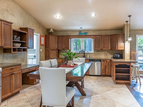 3rd image of 812 Pam Dr