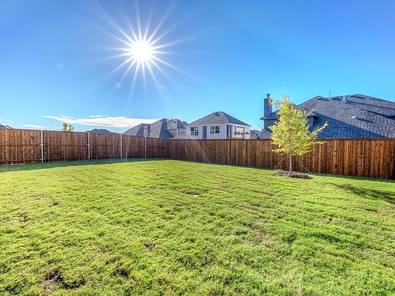 1012 Rosebay Dr — Photo 5