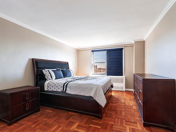 4th image of 3935 Blackstone Ave APT 7D