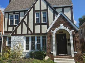 3695 Rolliston Rd, Shaker Heights, OH