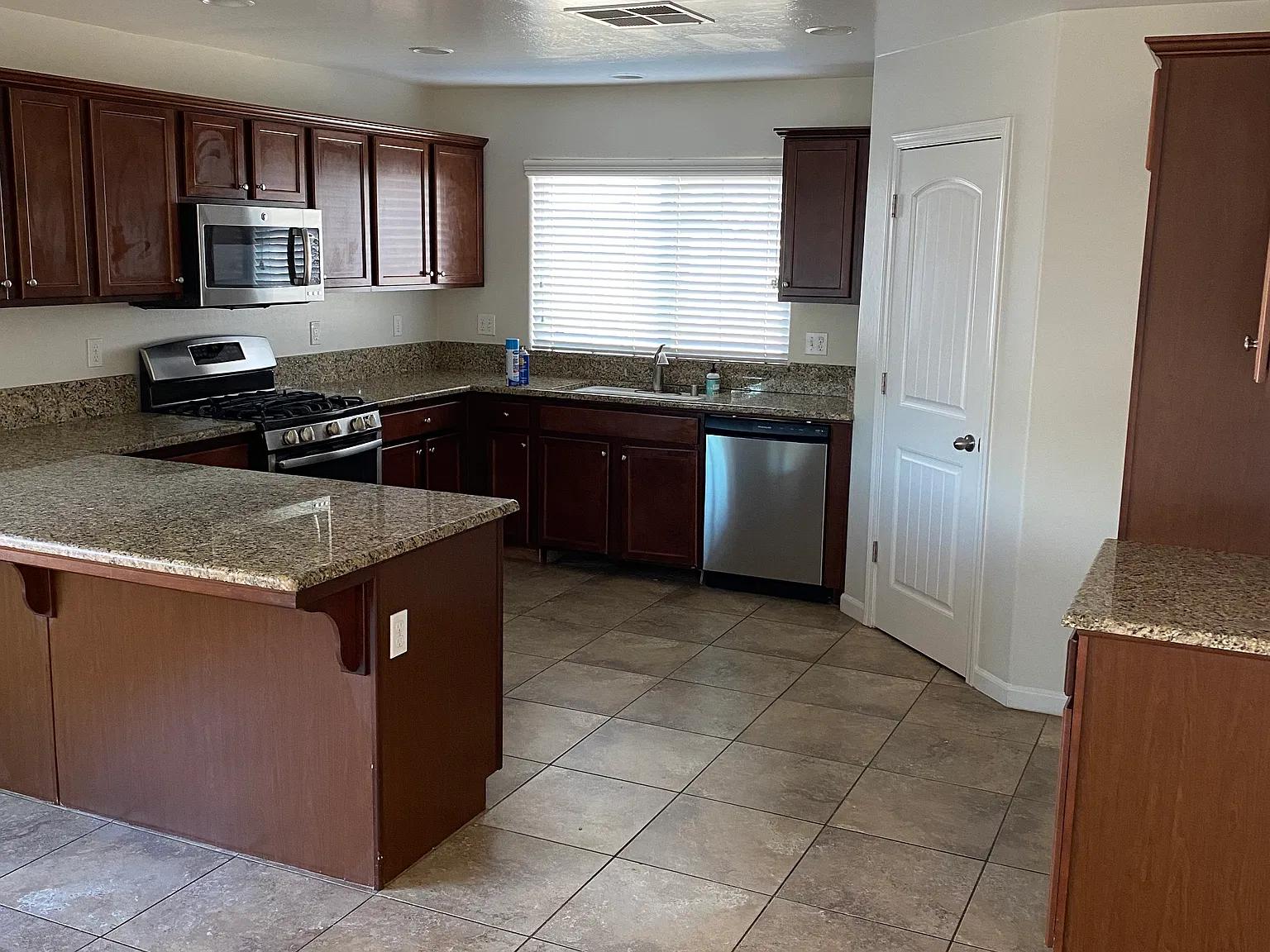 4 bed, 1998 sqft, $2,750 — Photo 3