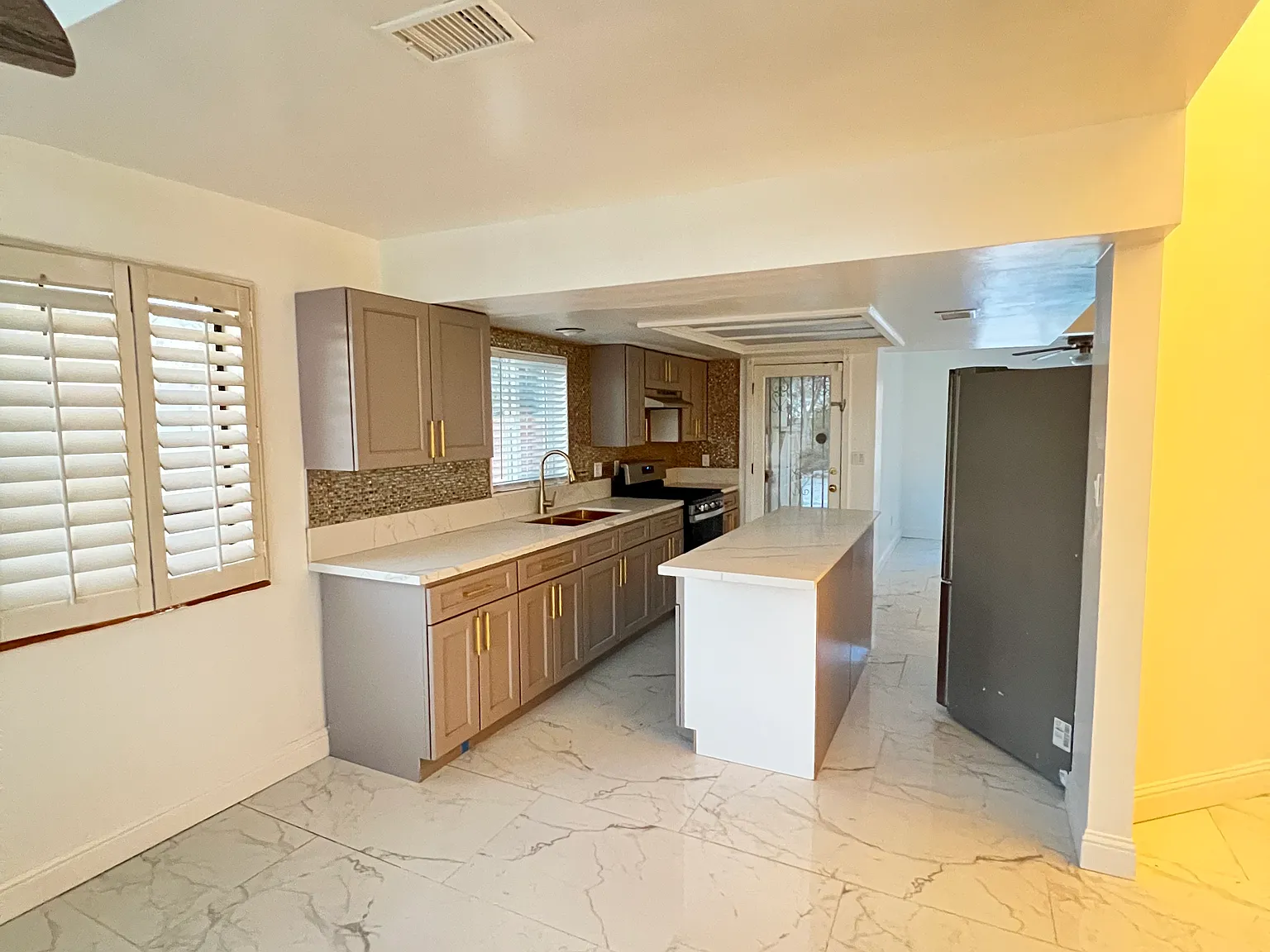 3 bed, 2.5 bath, 2029 sqft, $2,500 — Photo 2