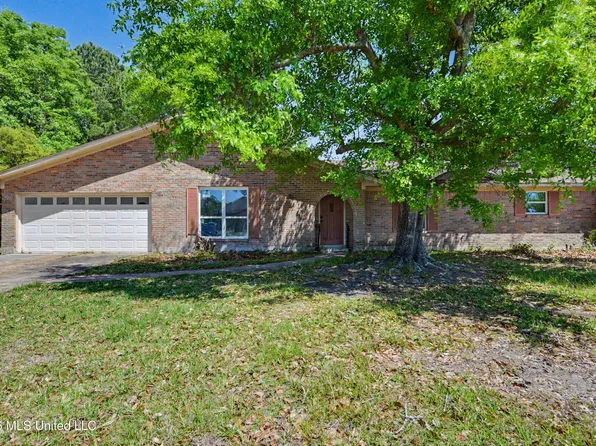 1204 De La Pointe Dr, Gautier, MS 39553