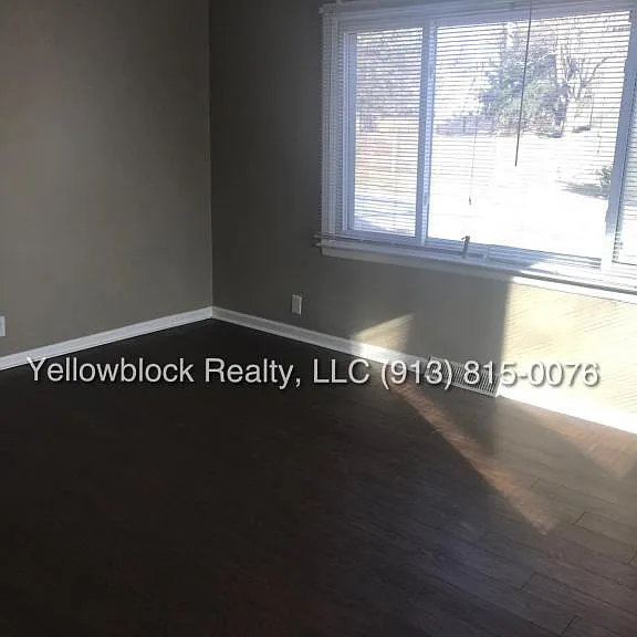 320 E 79th Ter — Photo 3
