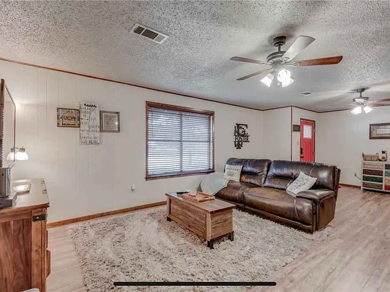 203 E Brier Ln — Photo 2