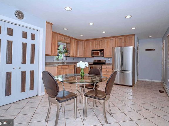 5th image of 216 Marshall Dr