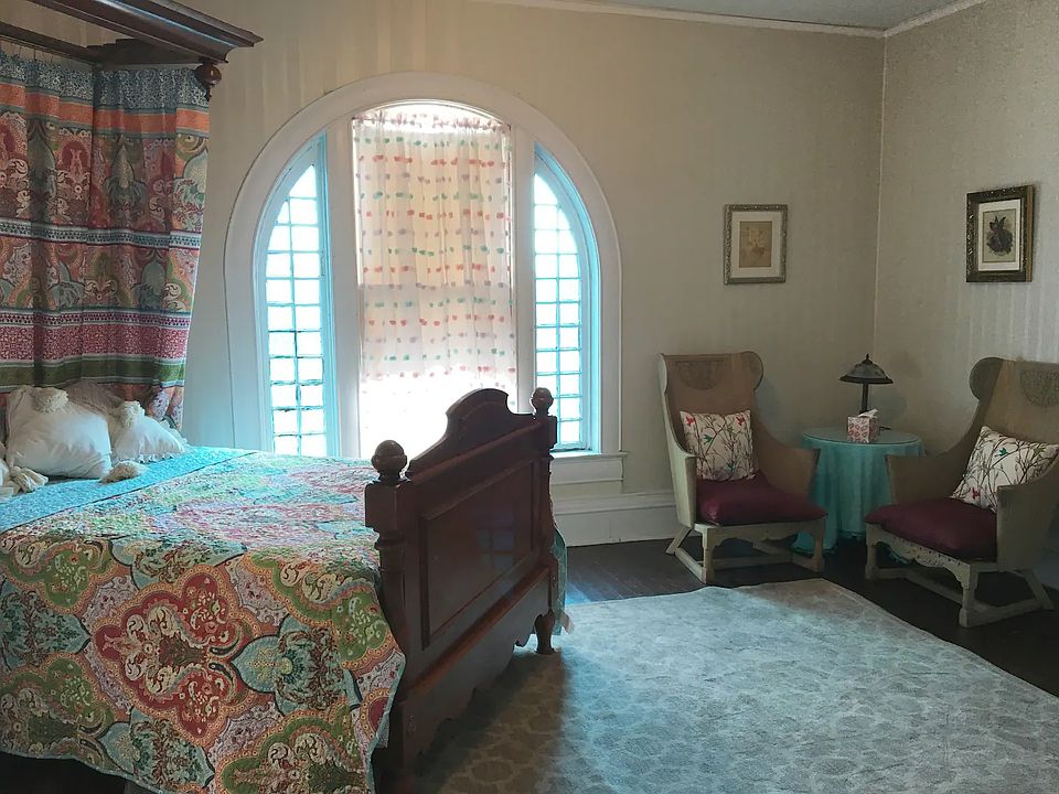 1st image of 618 Pecan St #2