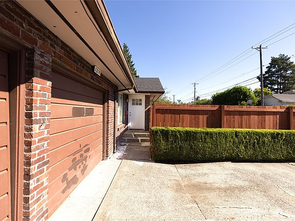 4th image of 1316 1318 N Pine Street